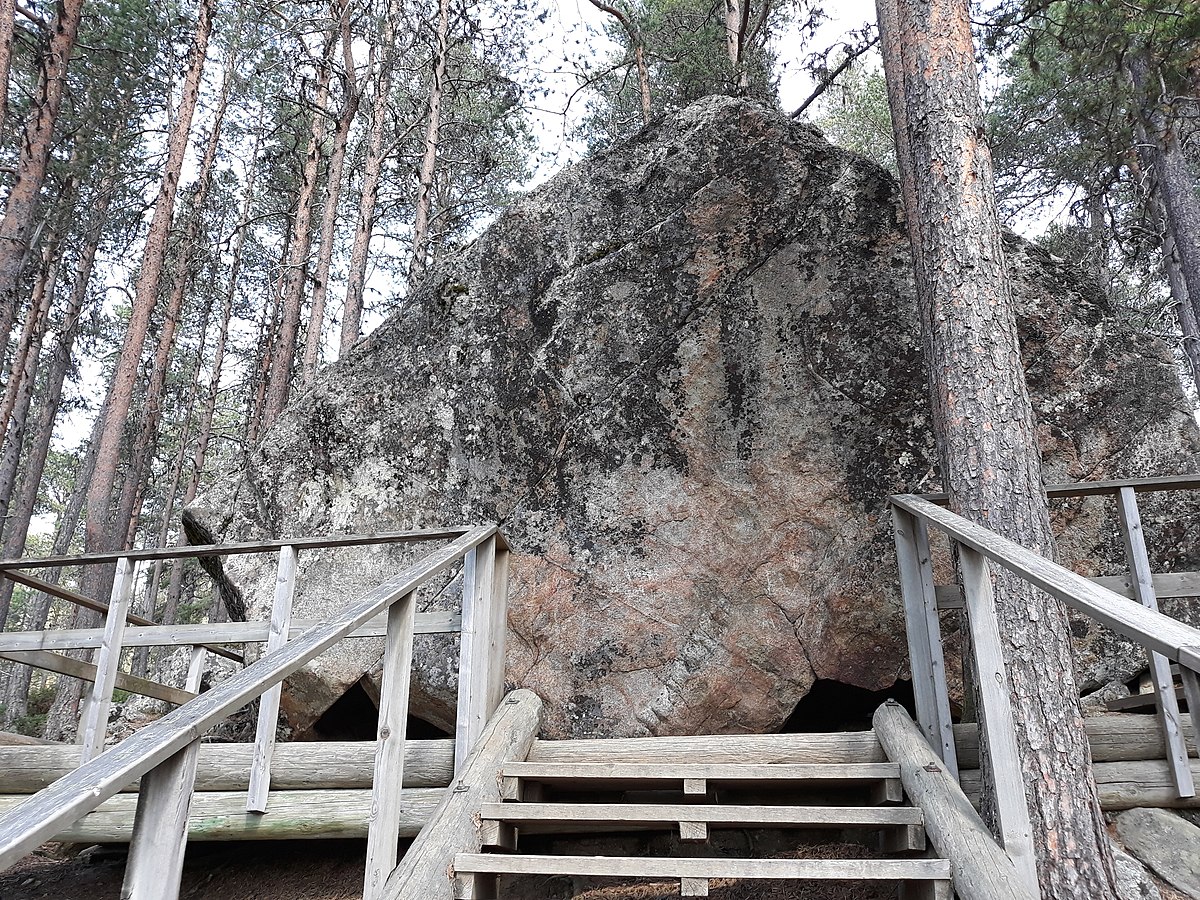 1200px-Karhunpesäkivi_1